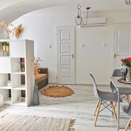 Kalvaria Vendeghaz, Kozvetlenul A Varfal Mellett. Apartment